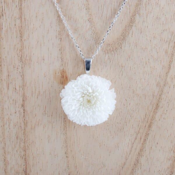 Collier Pompon blanc