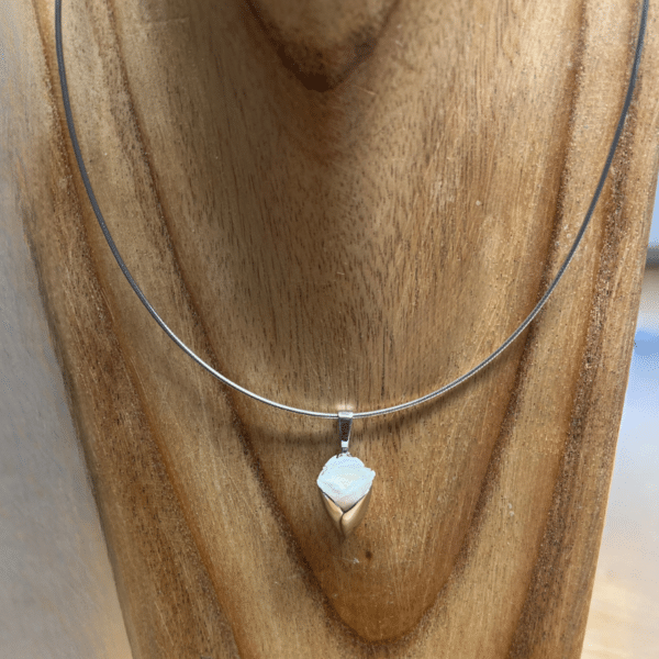 Collier en argent 925 rhodié en forme de tulipe avec une rose blanche stabilisée.