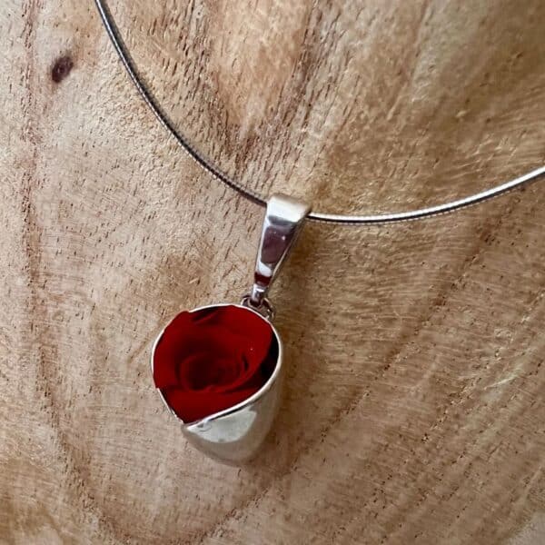 Collier Petite tulipe avec rose rouge