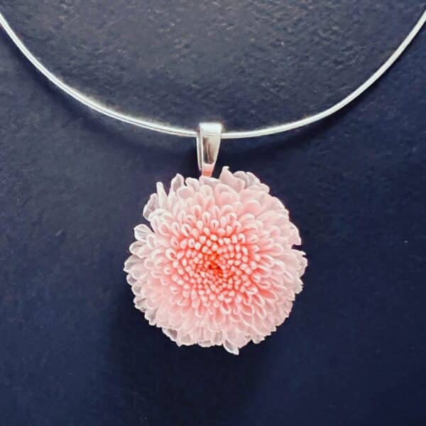 Collier végétal avec un dahlia en forme de pompon rose
