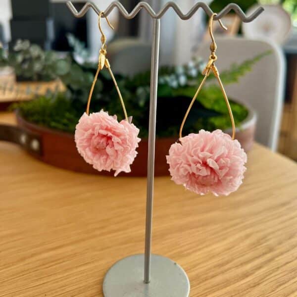 Boucles d'oreilles fleuries Lora avec des dahlias roses stabilisés
