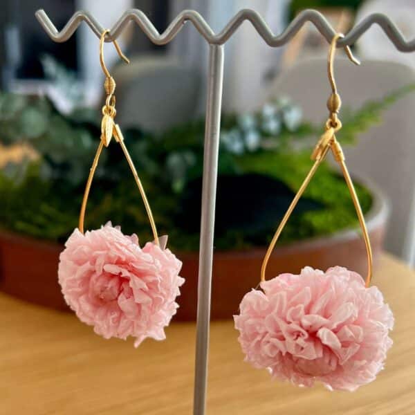 Boucles d'oreilles fleuries Lora avec des dahlias roses stabilisés