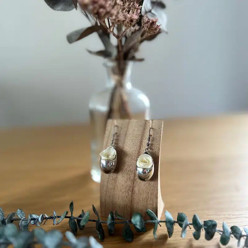 BO goutte argent avec une rose blanche