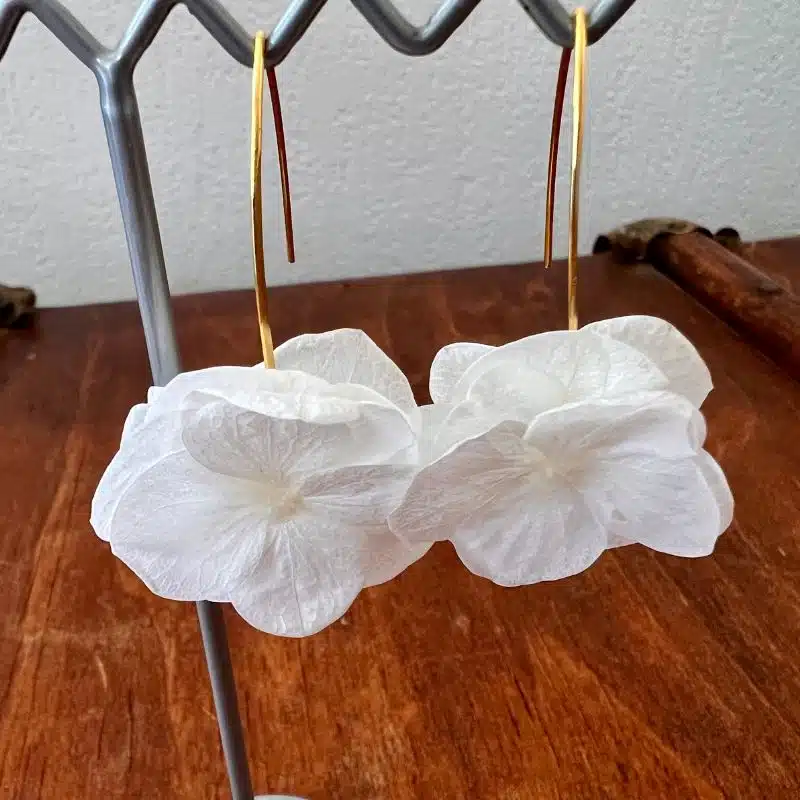 Boucles d'oreilles tige rigide Eliott hortensia blanc