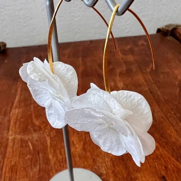 Boucles d'oreilles tige rigide Eliott hortensia blanc