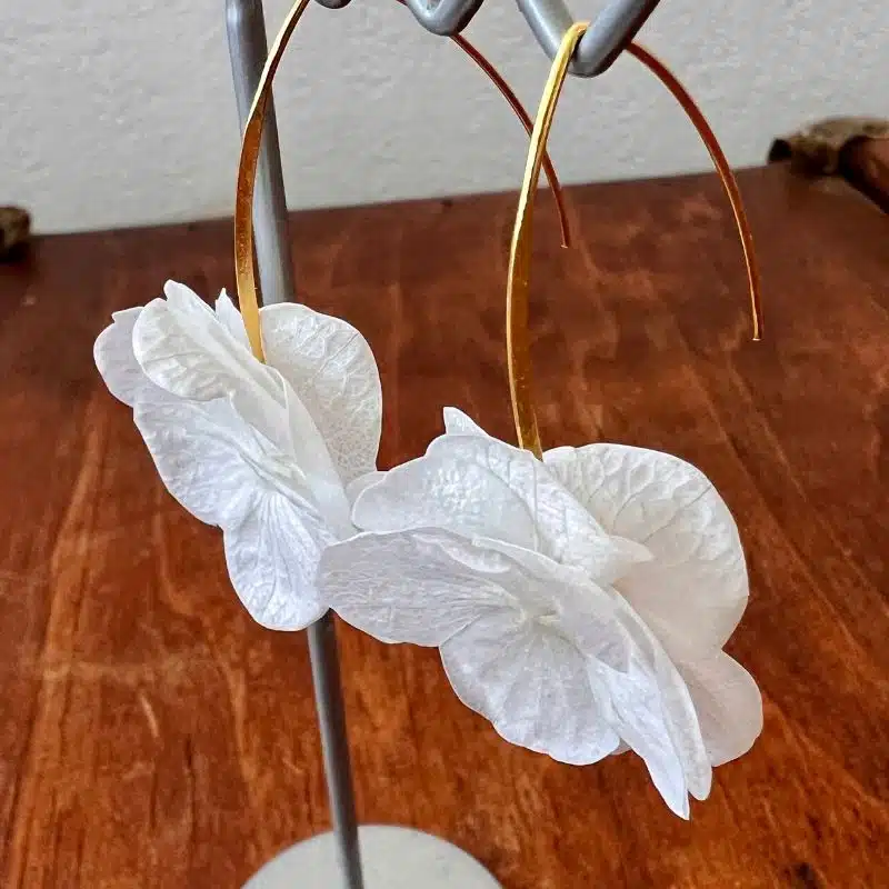 Boucles d'oreilles tige rigide Eliott hortensia blanc