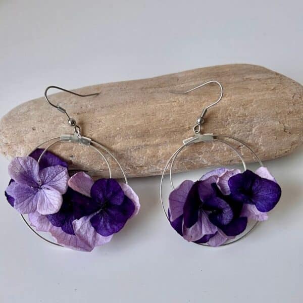 Boucles d'oreilles Emilie avec hortensia mauve et violet