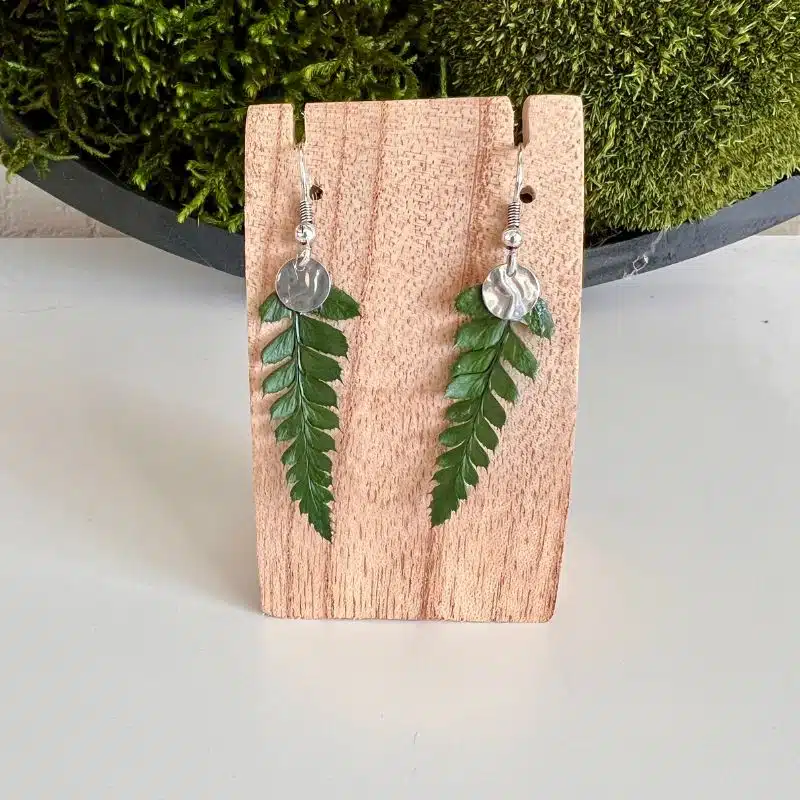Boucles d'oreilles argentées avec des fougères vertes stabilisées