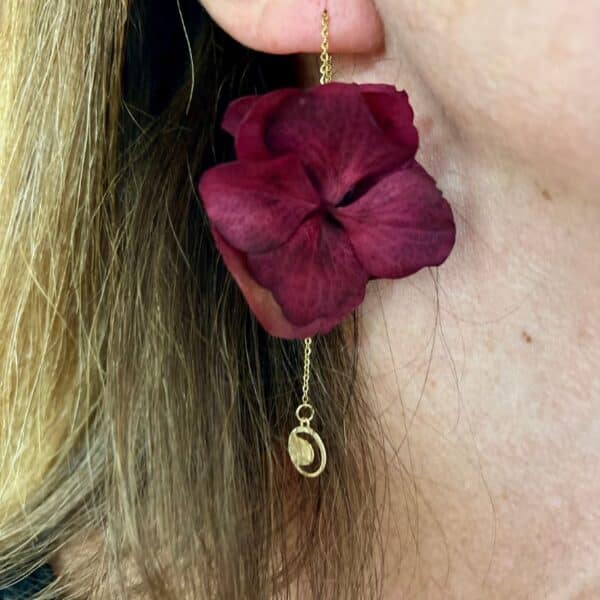 Boucles d'oreilles Mia pendantes chaine avec de l'hortensia bordeaux