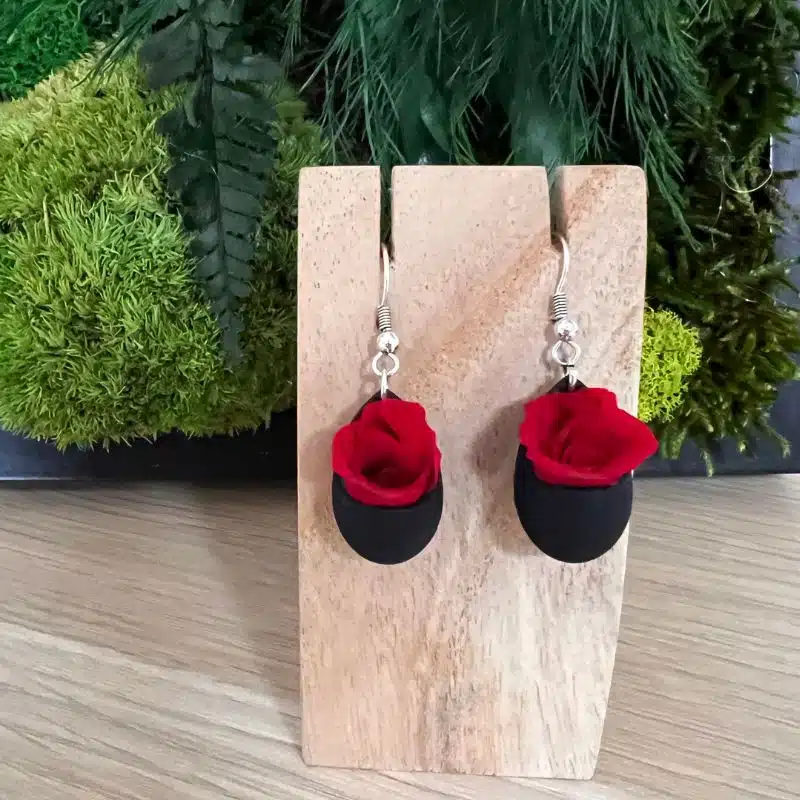 Boucles d'oreilles Goutte d'eau en résine noire avec des roses rouges stabilisées