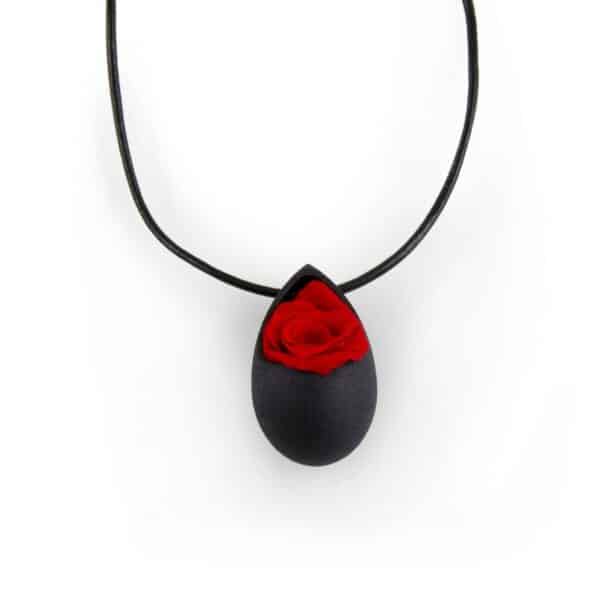 Collier Rosalie en forme de goutte d'eau avec une rose rouge éternelle