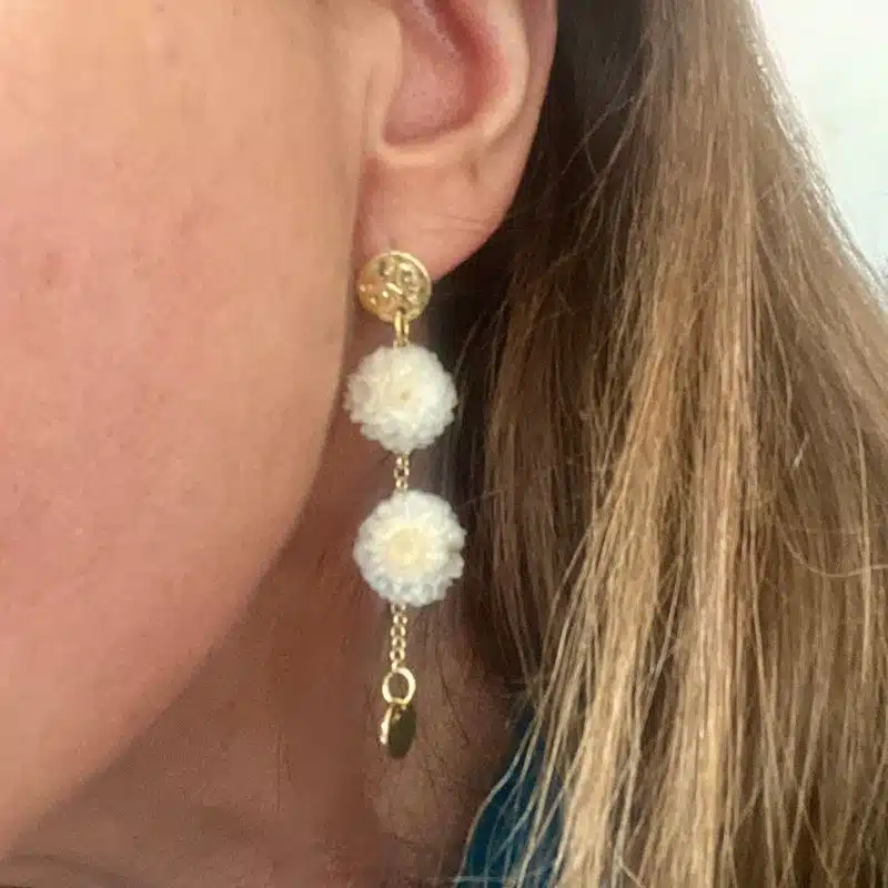 BO Léna en acier inoxydable avec de jolies fleurs immortelles blanches