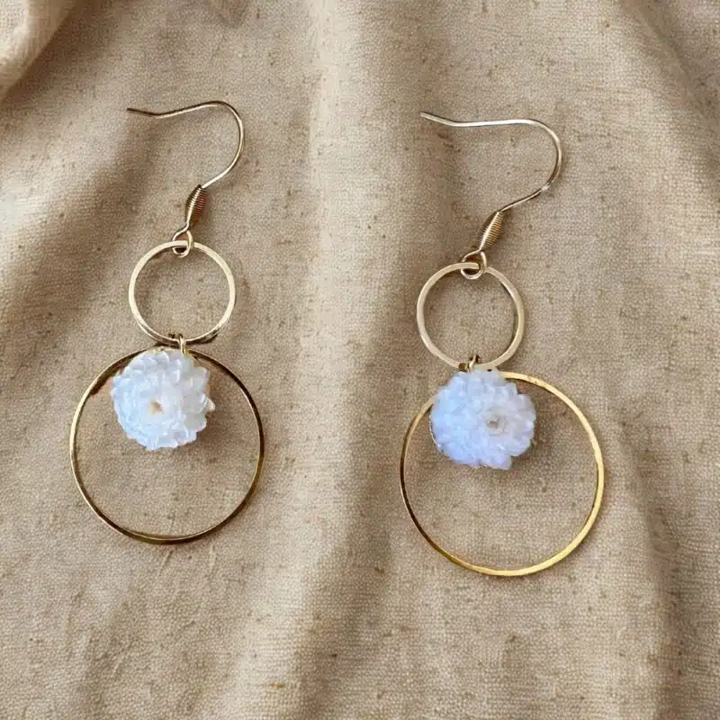 BO Lola avec double cercles dorés et une fleur immortelle stabilisée