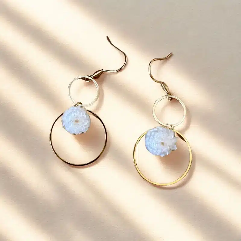BO Lola avec double cercles dorés et une fleur immortelle stabilisée