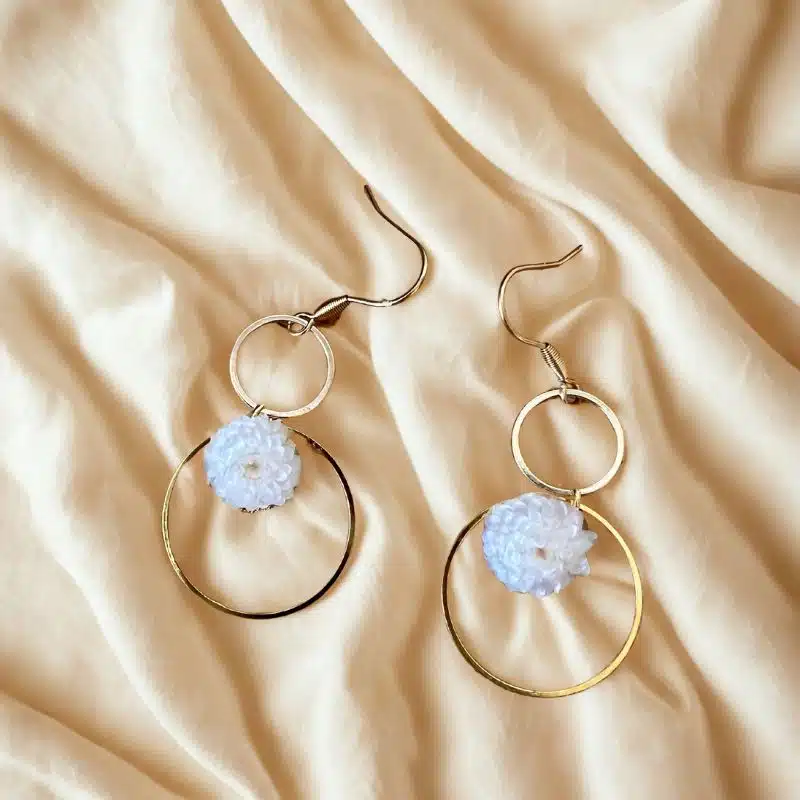 BO Lola avec double cercles dorés et une fleur immortelle stabilisée