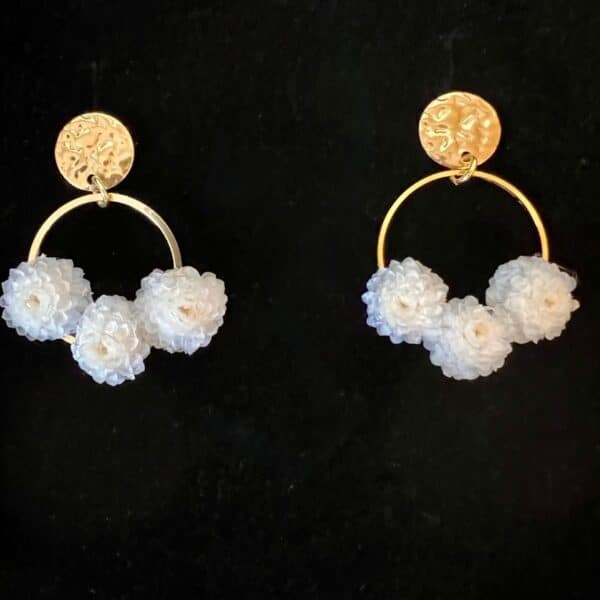 Petites créoles en acier inoxydable doré avec 3 petites fleurs immortelles blanches