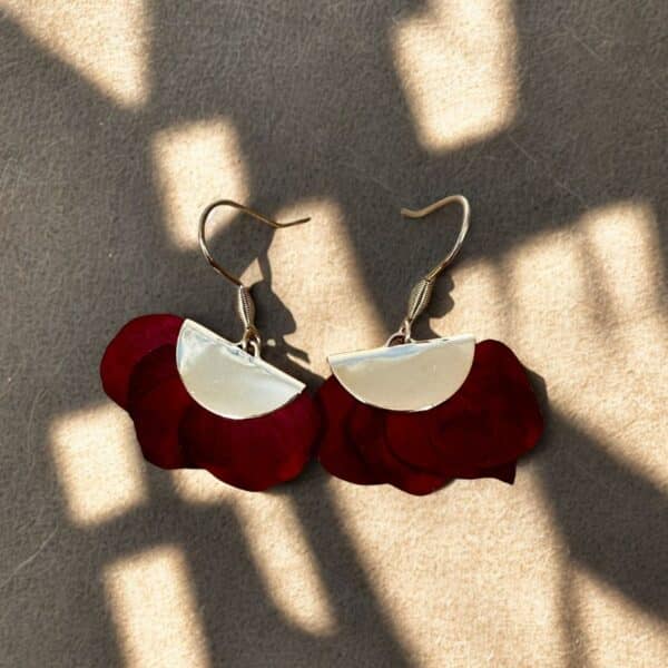 Boucles d'oreilles en forme d'éventail doré, avec des pétales d'hortensia pourpre