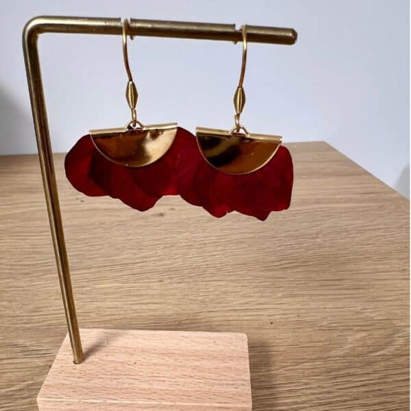 Boucles d'oreilles en forme d'éventail doré, avec des pétales d'hortensia pourpre