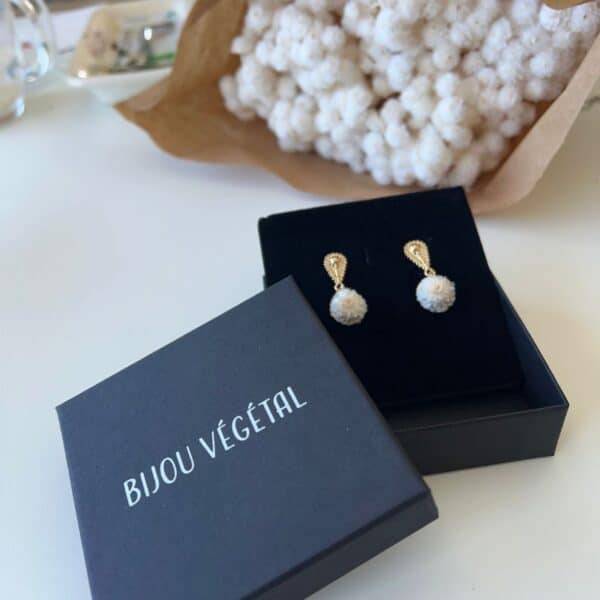 Les boucles Louise sont soigneusement réalisées à la main dans mon atelier, avec une véritable fleur stabilisée immortelle, sélectionnée pour sa beauté et sa tenue dans le temps.