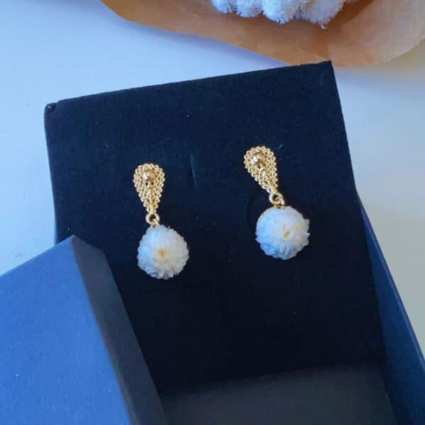 Les boucles Louise sont soigneusement réalisées à la main dans mon atelier, avec une véritable fleur stabilisée immortelle, sélectionnée pour sa beauté et sa tenue dans le temps.