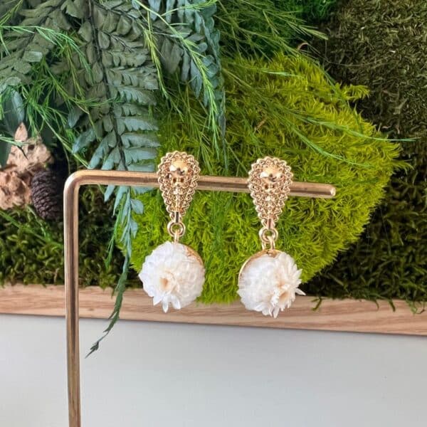 Les boucles Louise sont soigneusement réalisées à la main dans mon atelier, avec une véritable fleur stabilisée immortelle, sélectionnée pour sa beauté et sa tenue dans le temps.