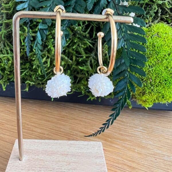 Les boucles demi-créoles Camille sont soigneusement réalisées à la main dans mon atelier, avec une véritable fleur stabilisée immortelle, sélectionnée pour sa pureté et sa tenue dans le temps.