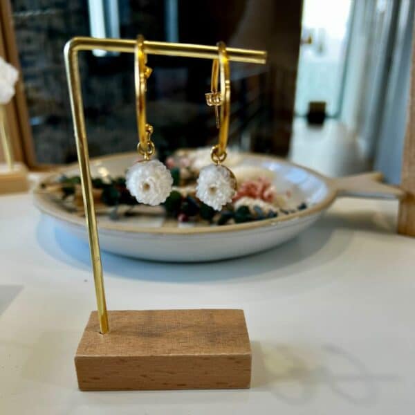 Les boucles demi-créoles Camille sont soigneusement réalisées à la main dans mon atelier, avec une véritable fleur stabilisée immortelle, sélectionnée pour sa pureté et sa tenue dans le temps.