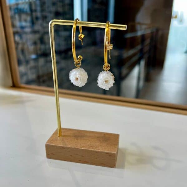 Les boucles demi-créoles Camille sont soigneusement réalisées à la main dans mon atelier, avec une véritable fleur stabilisée immortelle, sélectionnée pour sa pureté et sa tenue dans le temps.