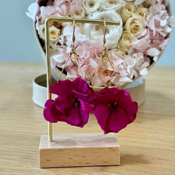 Audacieuses et vibrantes, les boucles d’oreilles Côme révèlent toute la beauté de l’hortensia fuchsia. Une création florale intense et lumineuse, pensée pour celles qui aiment affirmer leur style avec élégance.