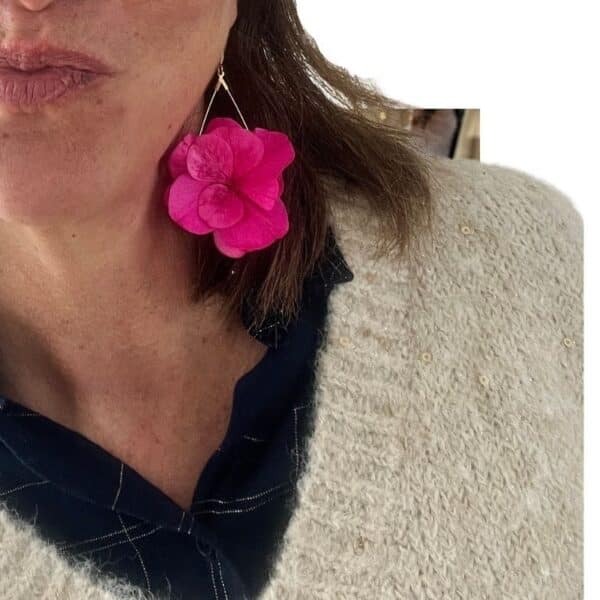 Audacieuses et vibrantes, les boucles d’oreilles Côme révèlent toute la beauté de l’hortensia fuchsia. Une création florale intense et lumineuse, pensée pour celles qui aiment affirmer leur style avec élégance.