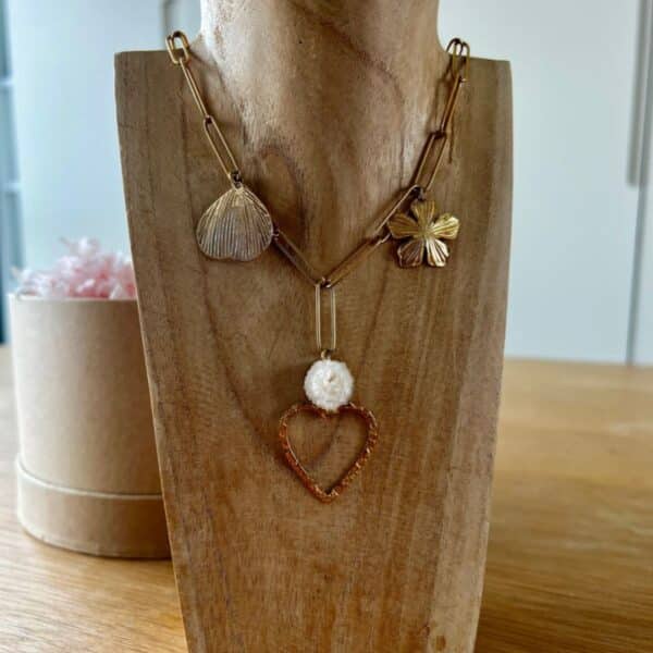 Le collier Rosa capture la beauté fragile d’une fleur et la rend intemporelle.