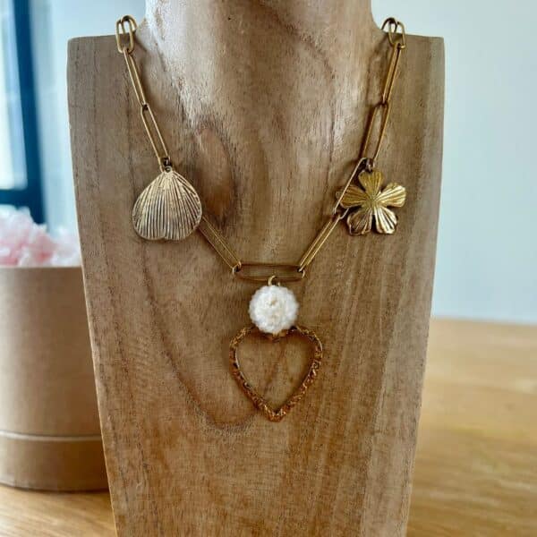 Le collier Rosa capture la beauté fragile d’une fleur et la rend intemporelle.