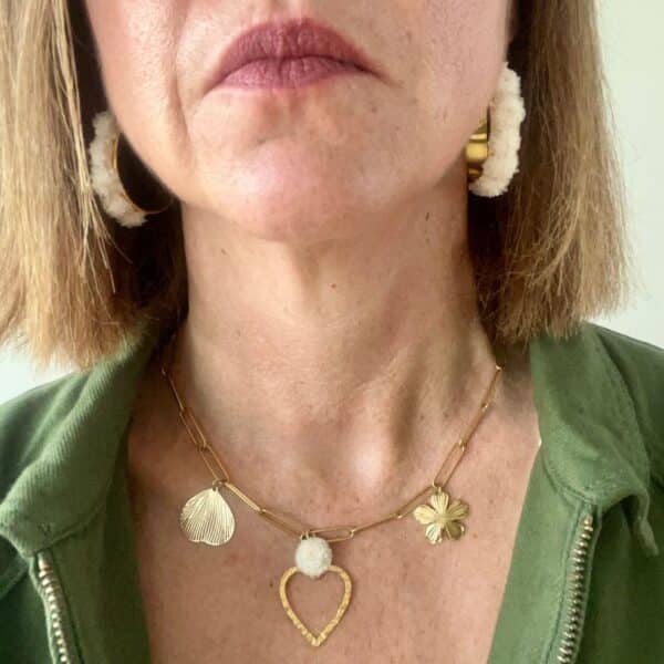 Le collier Rosa capture la beauté fragile d’une fleur et la rend intemporelle.