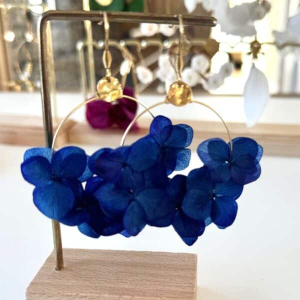 Les boucles d’oreilles Coline dévoilent toute la délicatesse de l’hortensia bleu stabilisé dans une création aérienne et lumineuse. Une pièce florale élégante, pensée pour sublimer chaque tenue avec poésie.