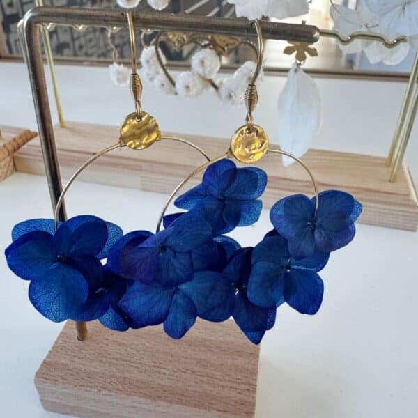 Les boucles d’oreilles Coline dévoilent toute la délicatesse de l’hortensia bleu stabilisé dans une création aérienne et lumineuse. Une pièce florale élégante, pensée pour sublimer chaque tenue avec poésie.
