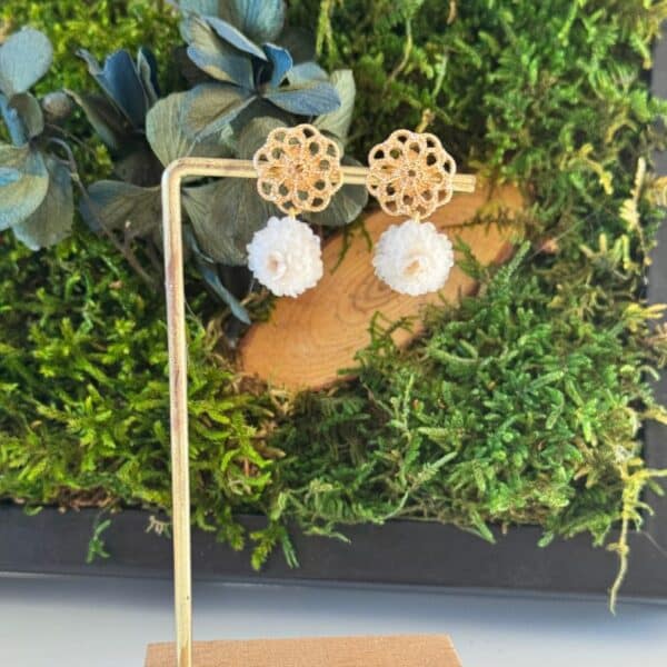 Les boucles d’oreilles Valentine associent un délicat médaillon doré ajouré à de véritables immortelles blanches stabilisées. Un bijou floral élégant et lumineux, imaginé pour les femmes qui aiment les créations délicates, naturelles et intemporelles.