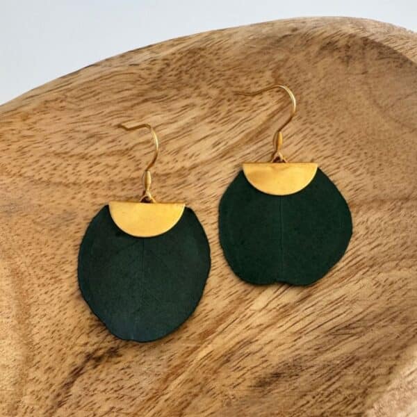 Les boucles d’oreilles Zélie associent la douceur de véritables feuilles d’eucalyptus stabilisées à l’éclat d’une finition dorée. Une création végétale originale et élégante, au style naturel et contemporain, parfaite pour apporter une touche de caractère à une tenue.