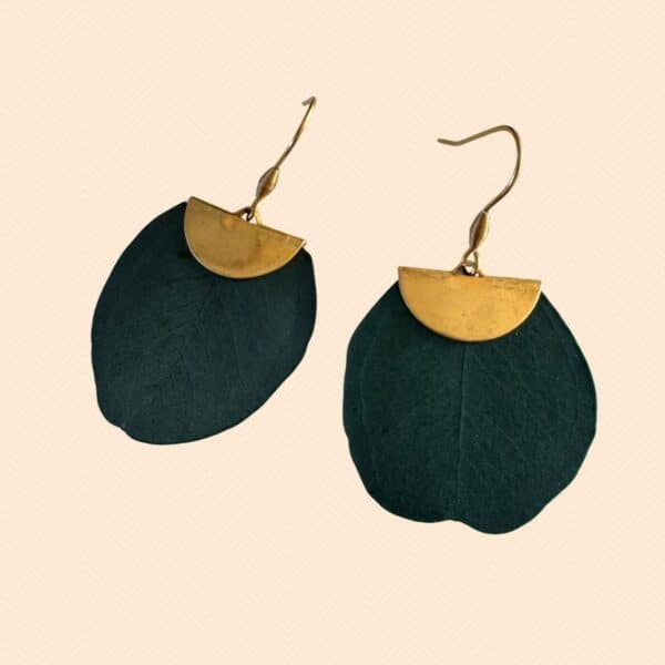 Les boucles d’oreilles Zélie associent la douceur de véritables feuilles d’eucalyptus stabilisées à l’éclat d’une finition dorée. Une création végétale originale et élégante, au style naturel et contemporain, parfaite pour apporter une touche de caractère à une tenue.